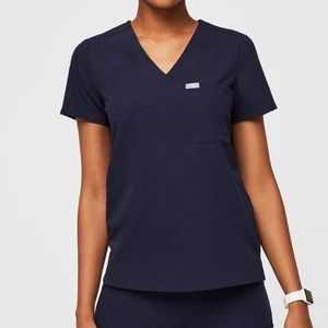 Figs Catarina One-Pocket Scrub Top in Navy